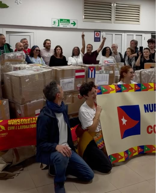 Sono le prime immagini della Flotilla per Cuba appena atterrata a L’Avana con un carico di aiuti umanitari, cibo e medicine destinati a una popolazione ormai stremata, affamata, distrutta.
Applausi e grida di gioia hanno accolto, tra gli altri, anche Mimmo Lucano e Ilaria Salis,