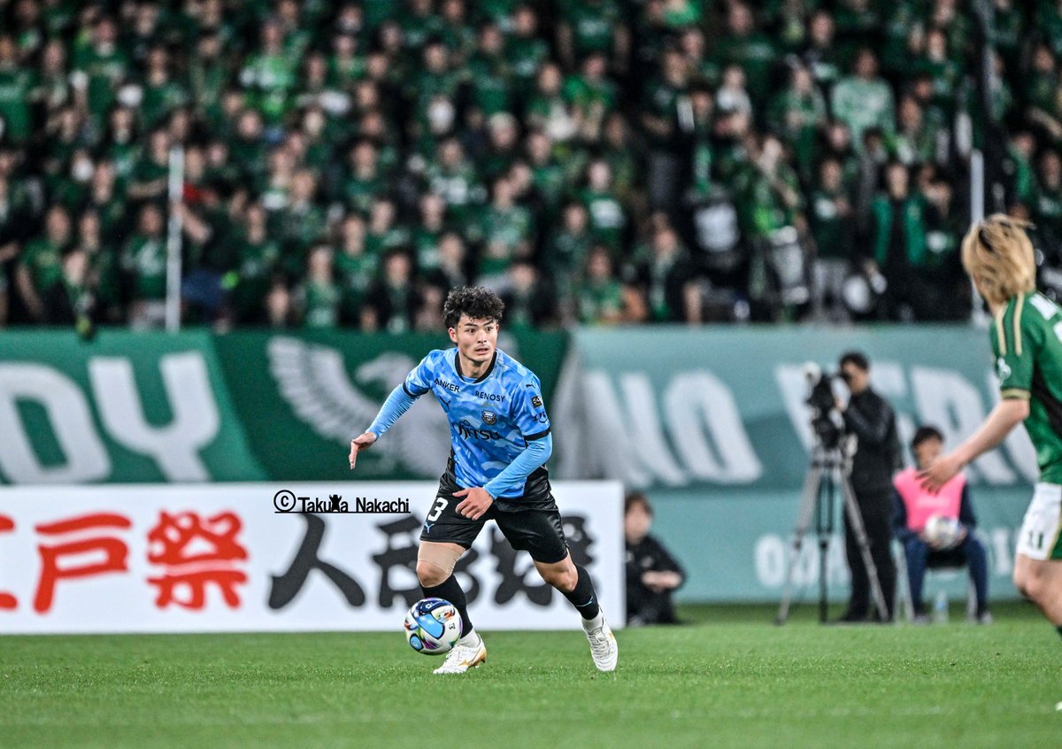 ikinikuishiro's tweet photo. ＃川崎フロンターレ #谷口栄斗 選手の古巣戦の４枚です！
1：東京Vサポーターをバックにプレー！
2：選手入場の際には、そのサポーターを見ながらピッチに入りました！
3：負傷交代でしたが、最後はしっかりバラバラ！
4：フロンターレサポーターのゲーフラ！ https://t.co/Qw19h7hwHR