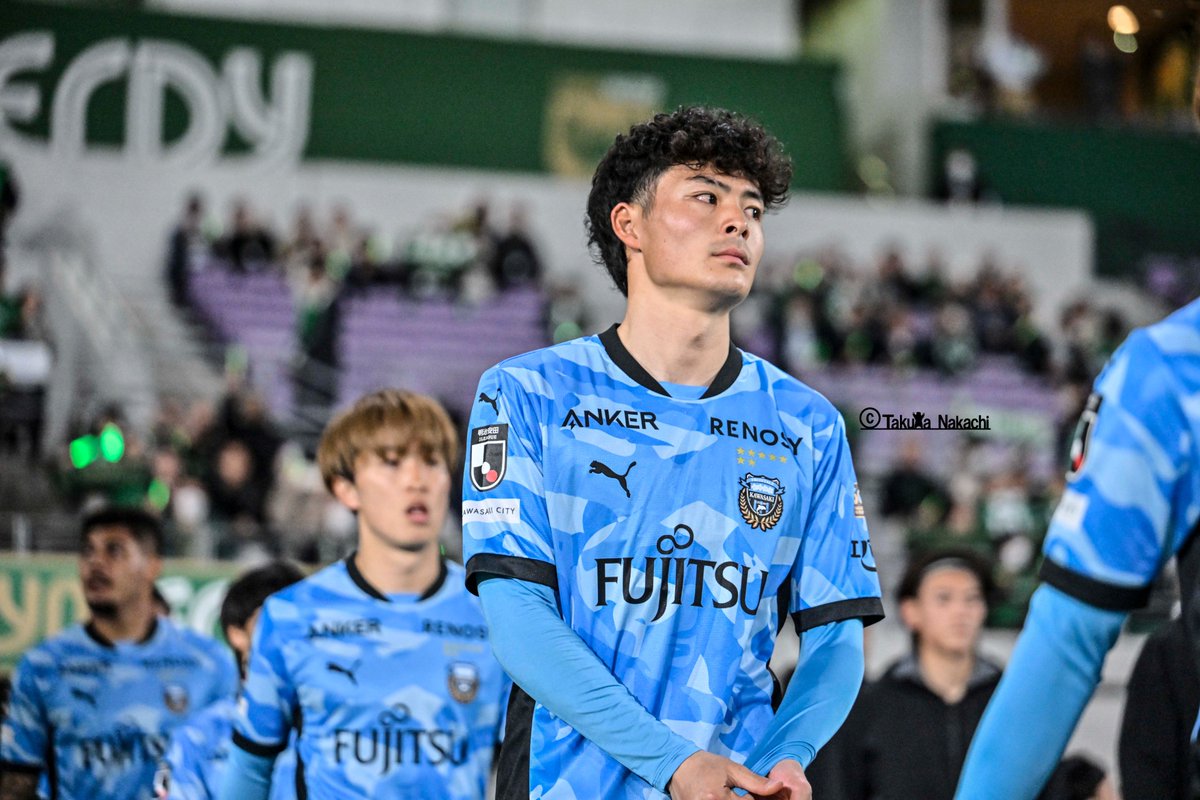 ikinikuishiro's tweet photo. ＃川崎フロンターレ #谷口栄斗 選手の古巣戦の４枚です！
1：東京Vサポーターをバックにプレー！
2：選手入場の際には、そのサポーターを見ながらピッチに入りました！
3：負傷交代でしたが、最後はしっかりバラバラ！
4：フロンターレサポーターのゲーフラ！ https://t.co/Qw19h7hwHR