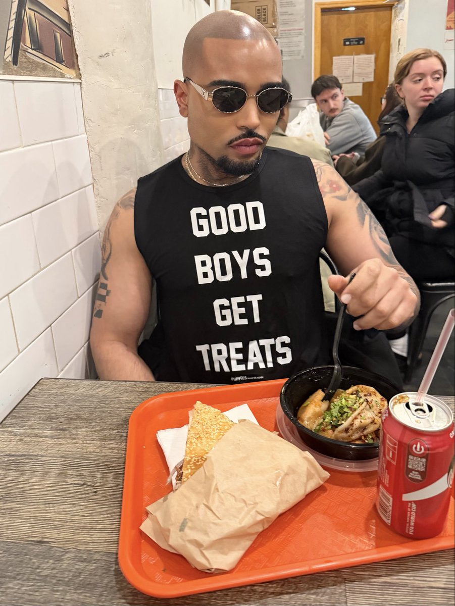 thyhaven_'s tweet photo. Rescue dogs, eat dumplings 🥟 https://t.co/j5693t9BbL
