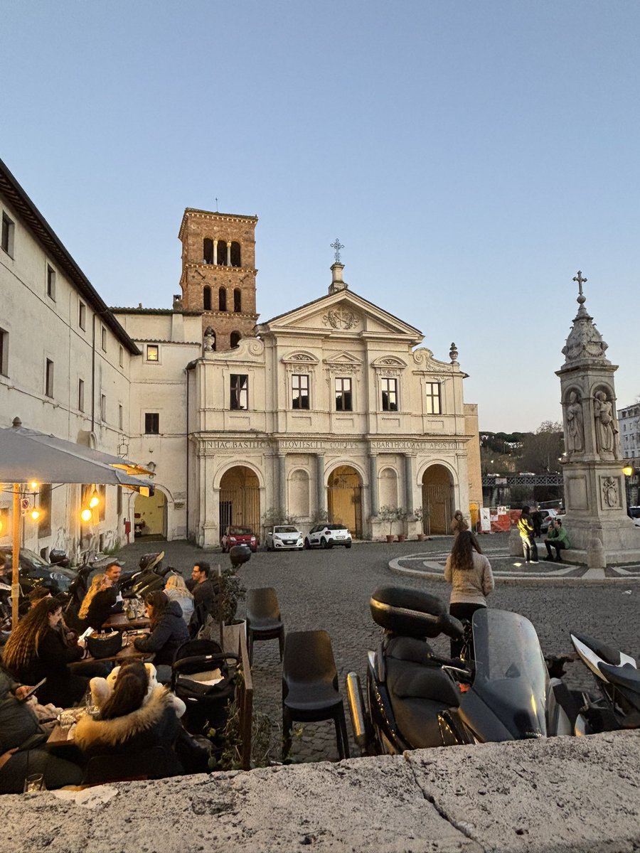 ArkadyRzegocki's tweet photo. Rome hides many Polish traces 🇵🇱🇮🇹 On Tiber Island, the Church of St. Bartholomew holds relics of St. Adalbert and other Polish saints. It also preserves memories and relics of 20th-century martyrs who resisted Nazi and communist totalitarian regimes.
#Polonica #OpenDiplomacy https://t.co/xPfwz6Ee8h