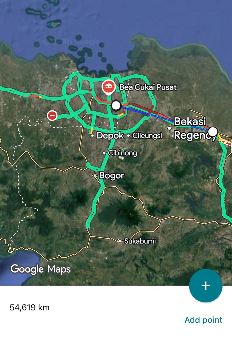 iw___m's tweet photo. buset, titik macetnya cikampek estimasi sampe 50-an km. sehat dan selamat selalu para pemudik jalur darat. semoga perutnya aman ga mules dan bawa ransum buat jajan/makan. https://t.co/OmxcPWtGAm