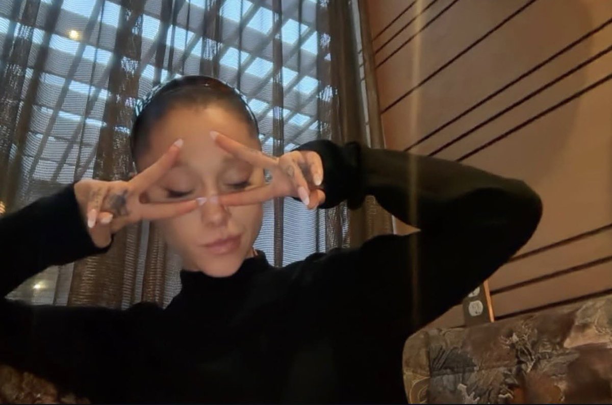 Ariana fake tweet media