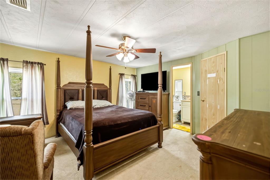 blaketake's tweet image. Country paradise on 2.64 acres in Dunnellon 🌿🏡 Double wide, 2-car garage/workshop &amp;amp; sheds 🔧 Open floor plan, newer floors &amp;amp; windows ✨ HVAC 2025, wood-burning fireplace 🔥 Room for stables, kennels or your dream setup 🐴🐾 Close to shopping &amp;amp; Gulf boating 🚤 #FloridaLiving