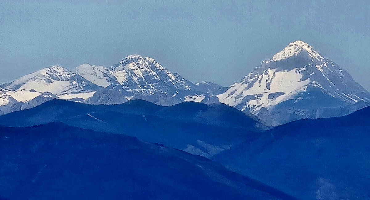 Que bien se ven el Curavacas y el Espigüete desde la cumbre del Fontañan... Buenas tardes.