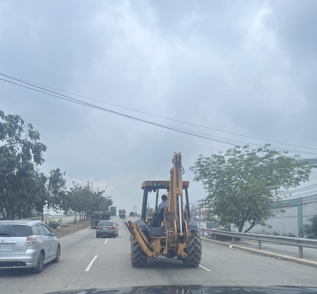 AlbeRodHn's tweet photo. @dnvt_honduras cuándo será el día que esté todo de vehículo pesado sea transportado en plataformas y no circular como un vehículo cualquiera https://t.co/88cWyDzabs