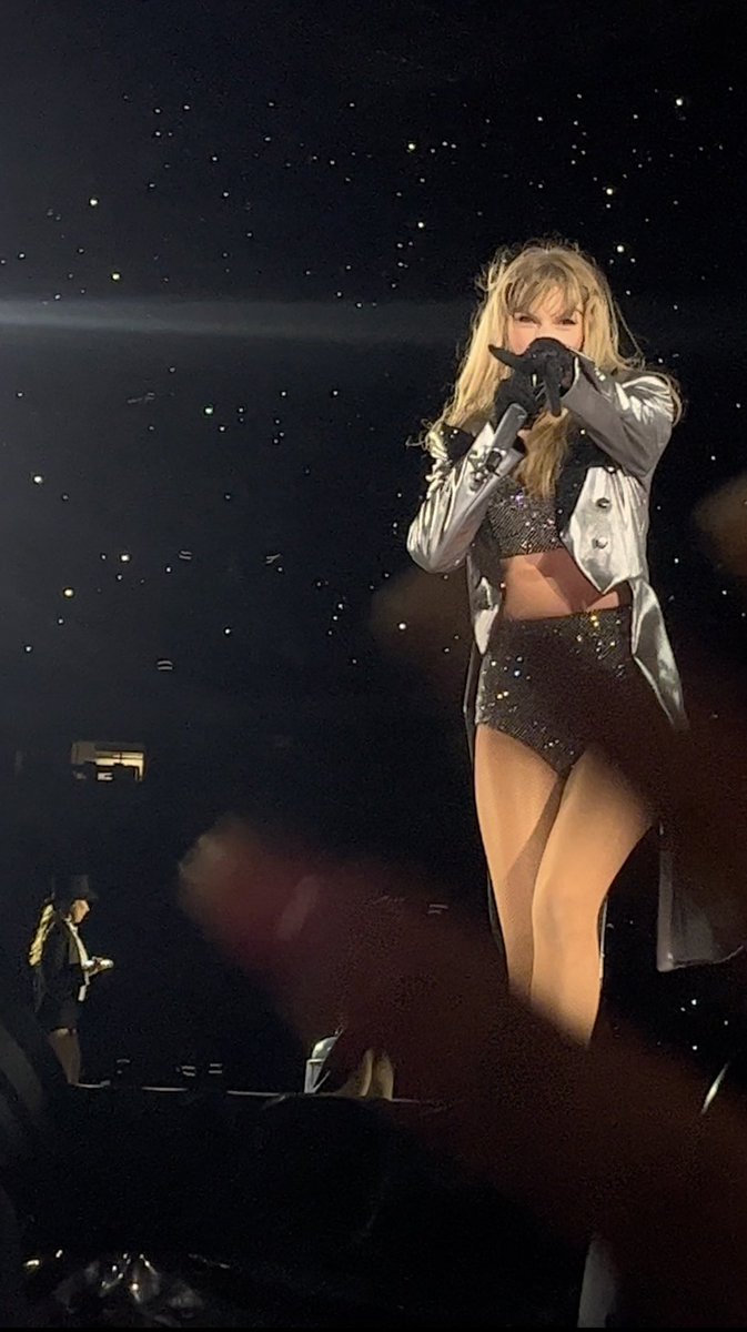 aurora; is a showgirl!!❤️🔥 tweet media