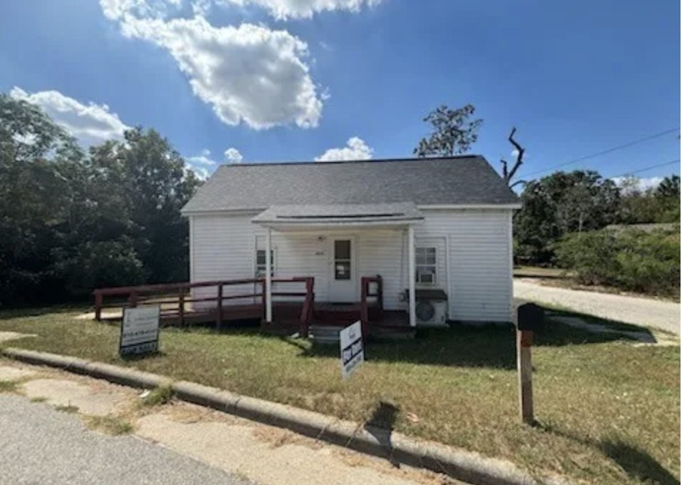 oldhouseunder50's tweet image. $47,000. This snug 1‑bed, 1‑bath 
#NorthCarolina #tinyhome is a blank canvas conveniently close to schools, shopping, and downtown. 
oldhousesunder50k.com/c-1930-north-c…
