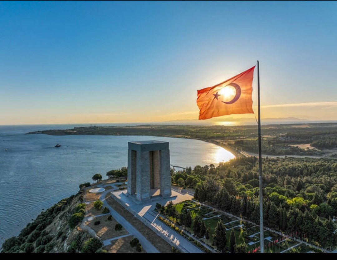 MenderesCmloglu's tweet photo. 18 Mart, yalnızca bir zafer değil; inancın, cesaretin ve vatan sevgisinin destanlaştığı gündür.
Çanakkale Zaferi’nin yıl dönümünde, başta Gazi Mustafa Kemal Atatürk olmak üzere tüm kahramanlarımızı saygı, rahmet ve minnetle anıyorum.
“Çanakkale geçilmez” sözünü tarihe altın harflerle yazdıran aziz şehitlerimizin emaneti bu vatan, sonsuza dek bizimdir.
Ruhları şad, mekânları cennet olsun.🇹🇷

#18MartÇanakkaleZaferi