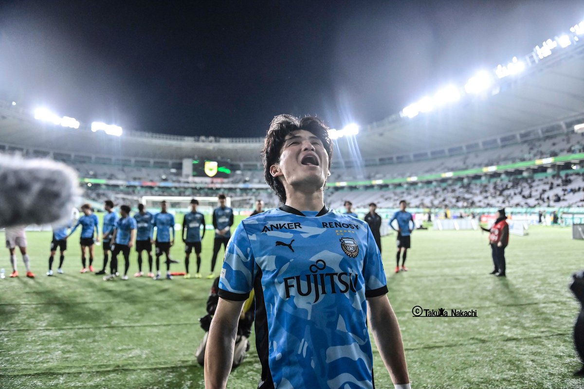 ikinikuishiro's tweet photo. ＃川崎フロンターレ #松長根悠仁 選手の４枚です！
1：無失点勝利の立役者の一人としてバラバラ！
2：左SBで先発し、
3：高い位置まで迫り、途中からはCBとしてプレー！
4：バラバラではクンヒョン選手のジャンプの高さに驚いてもいました！
武者修行での成長を、ここまでいい形で見せています！ https://t.co/vpnOr2rlKK