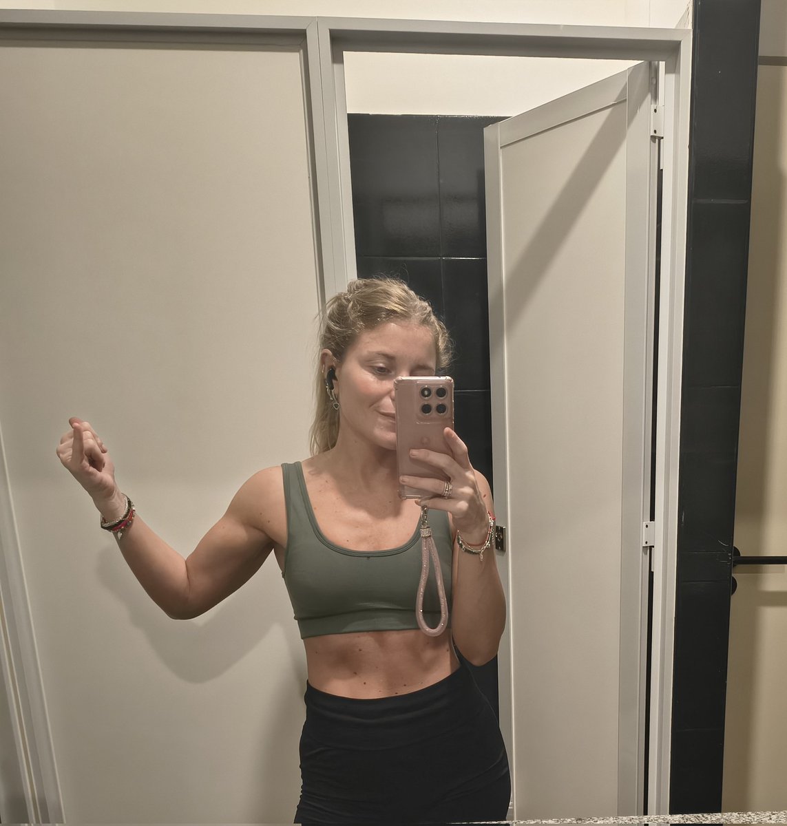 piliferreyraq's tweet photo. Hace un mes empecé un plan , dónde cambie la forma de entrenar y la alimentación. Fue la mejor inversión que hice en mi 🌈❤️ https://t.co/fvu4Sg29kN