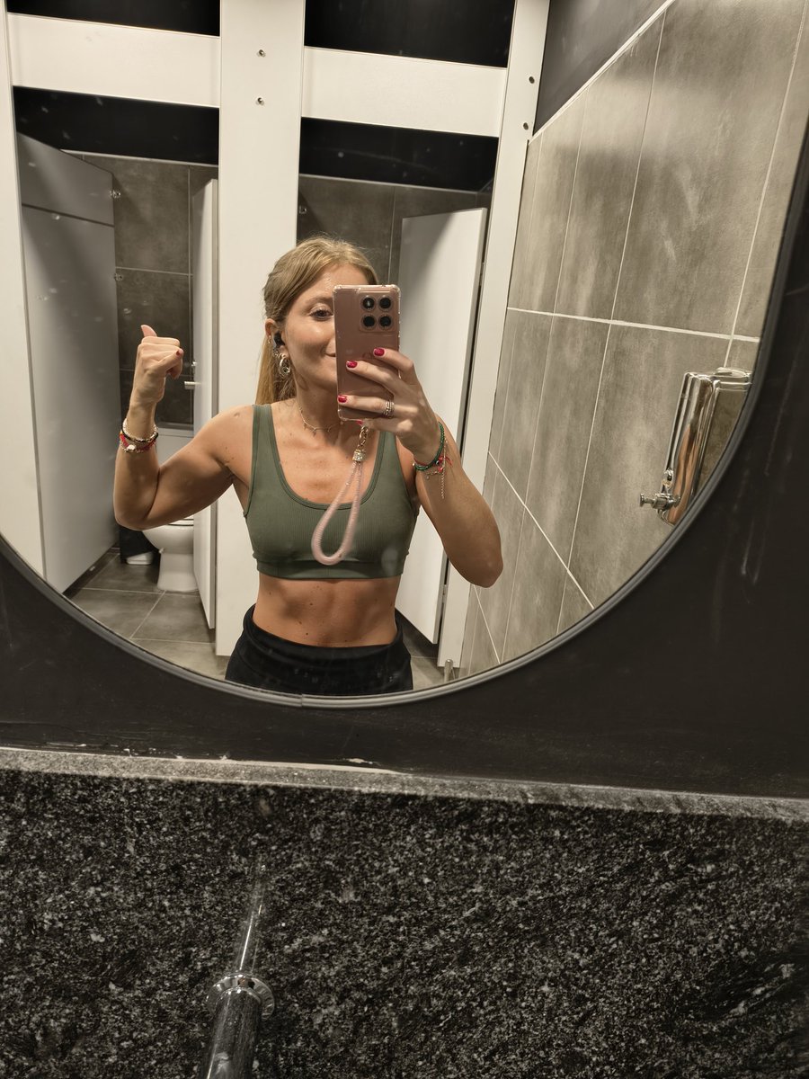 piliferreyraq's tweet photo. Hace un mes empecé un plan , dónde cambie la forma de entrenar y la alimentación. Fue la mejor inversión que hice en mi 🌈❤️ https://t.co/fvu4Sg29kN