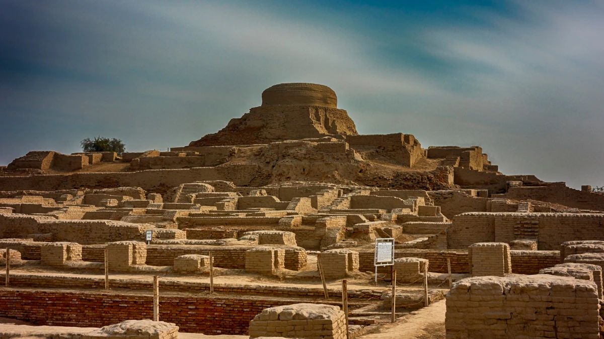 saiyahtravels's tweet photo. Uncover the ancient wonders of Mohenjo-daro! Explore the Indus Valley, step into history, and plan your adventure today. 

Full guide here: https://t.co/UNhrQc9YSa
📞 +92‑0335‑5101659 | ✉️ tours@saiyah.com.pk

#MohenjoDaro #PakistanTravel #AdventureTravel #History #SaiyahTravels https://t.co/Gqh5UdNLAg