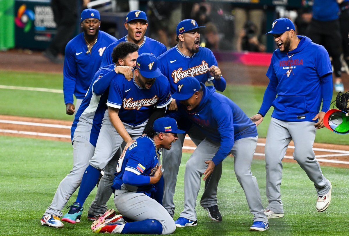 FOX Sports: MLB tweet media