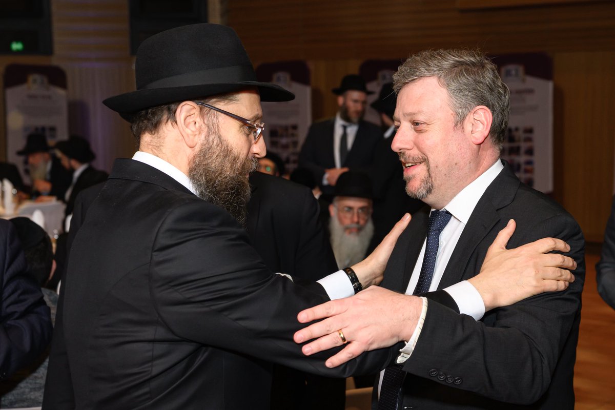 BelBotschaft's tweet photo. Vielen Dank für die Einladung zum Galadinner anlässlich des internationalen Rabbinertreffens in Berlin. Ein ausgesprochen gelungener und inspirierender Abend mit herzlichen und bereichernden Gesprächen.

📷: Jüdische Gemeinde Chabad Berlin | Mordison Fotografie https://t.co/9VIs0rA8dj