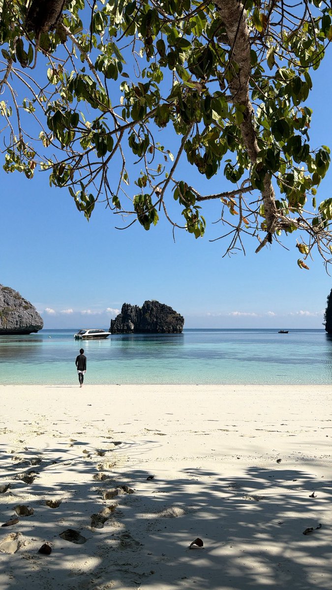 เห็นด้วยทะเลพม่าสวยมากจริงๆ แล้วเงียบสงบมากๆๆเหมือนไปซ้อมติดเกาะ ทั้งวันที่ไปมีเรือทัวร์เราลำเดียวทั้งเกาะ โคตรฟิรรนน