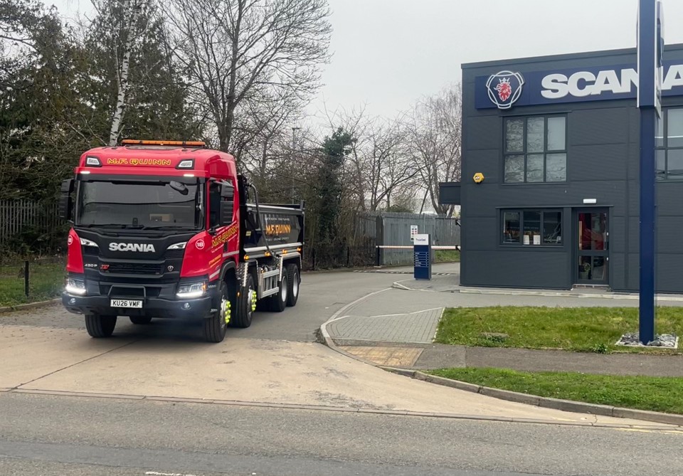 TruckEast's tweet image. Special delivery for M F Quinn, this fantastic Scania P420 8X4 is completed with full XT spec, Fors gold HDR Dvs kit with additional body camera and Thompson Load master Lite Body and air operated tail gate. 
#scaniap420 #truck #scania #hgv #truckdelivery #newtruck #scaniauk