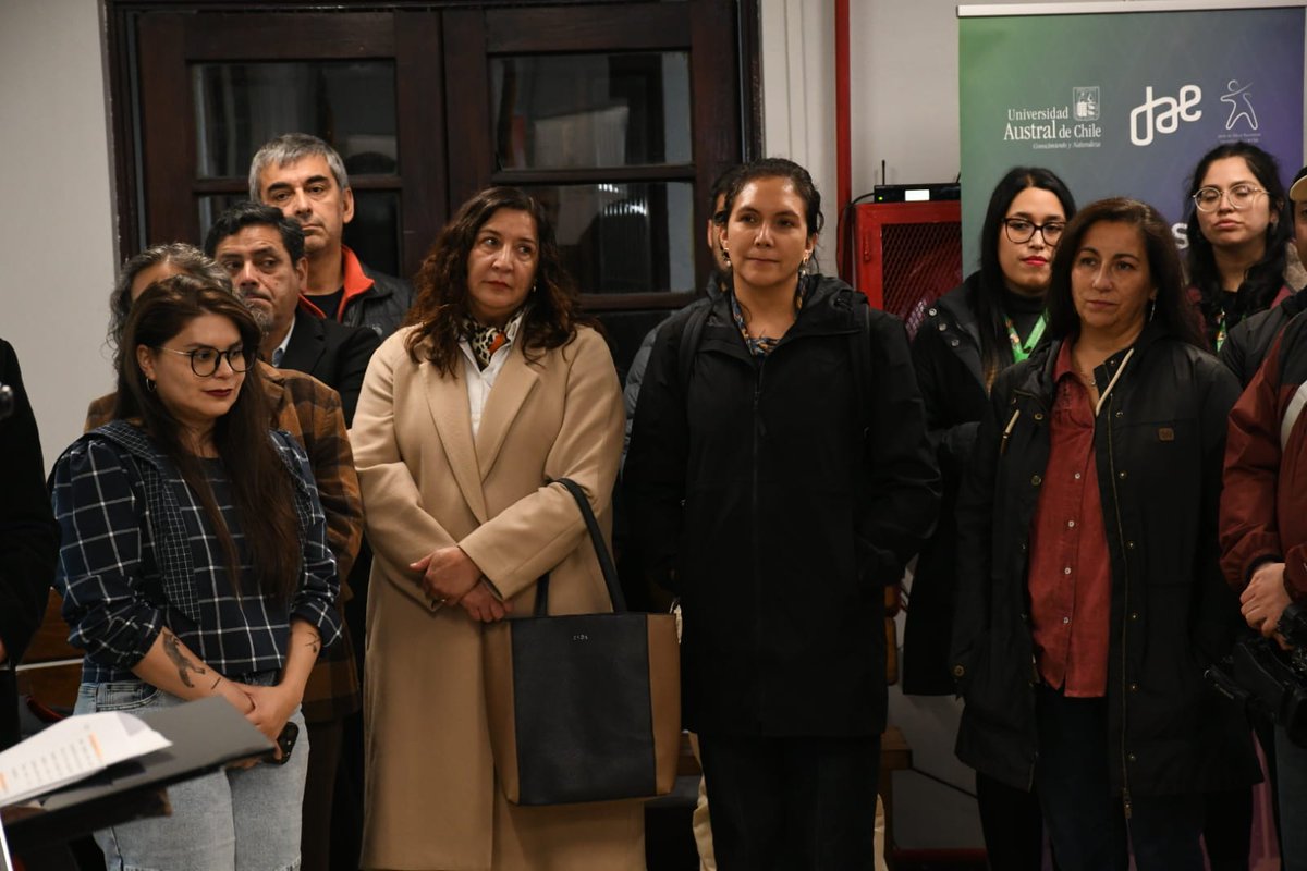UAustraldeChile's tweet photo. Hoy al mediodía en el edificio 2000 del Campus Miraflores se realizó la ceremonia de inauguración del Espacio Integral de Acompañamiento Estudiantil.

Participó el Rector de la Universidad  Austral de Chile, Dr. Egon Montecinos; Decano Facultad Ciencias de la Ingeniería, Dr. Enrique  Suárez; junto a diferentes autoridades universitarias  y dirigentes estudiantiles.

La Red de Apoyo y Acompañamiento Integral es una iniciativa de la Facultad de Ciencias de la Ingeniería diseñada para acompañar a los estudiantes en su transición y permanencia en la vida universitaria.

Su objetivo es facilitar el avance académico y la retención  de los estudiantes a través de programas e iniciativas de acompañamiento integral que abarcan áreas académicas, socioafectivas, de salud y orientación general.

Los servicios que albergará son:DAE,  CESU, PACE, UAAEP y Servicios Financieros.