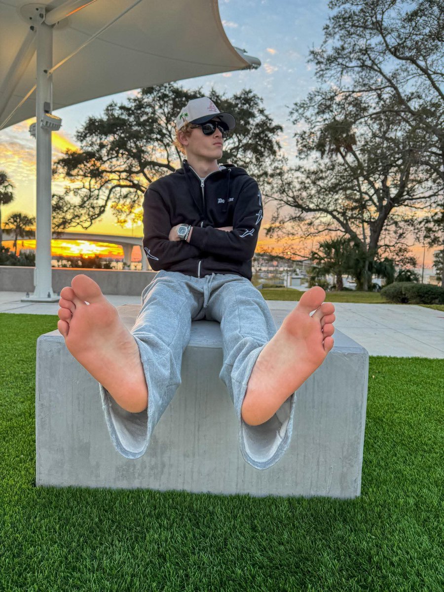 lickyafeet tweet media