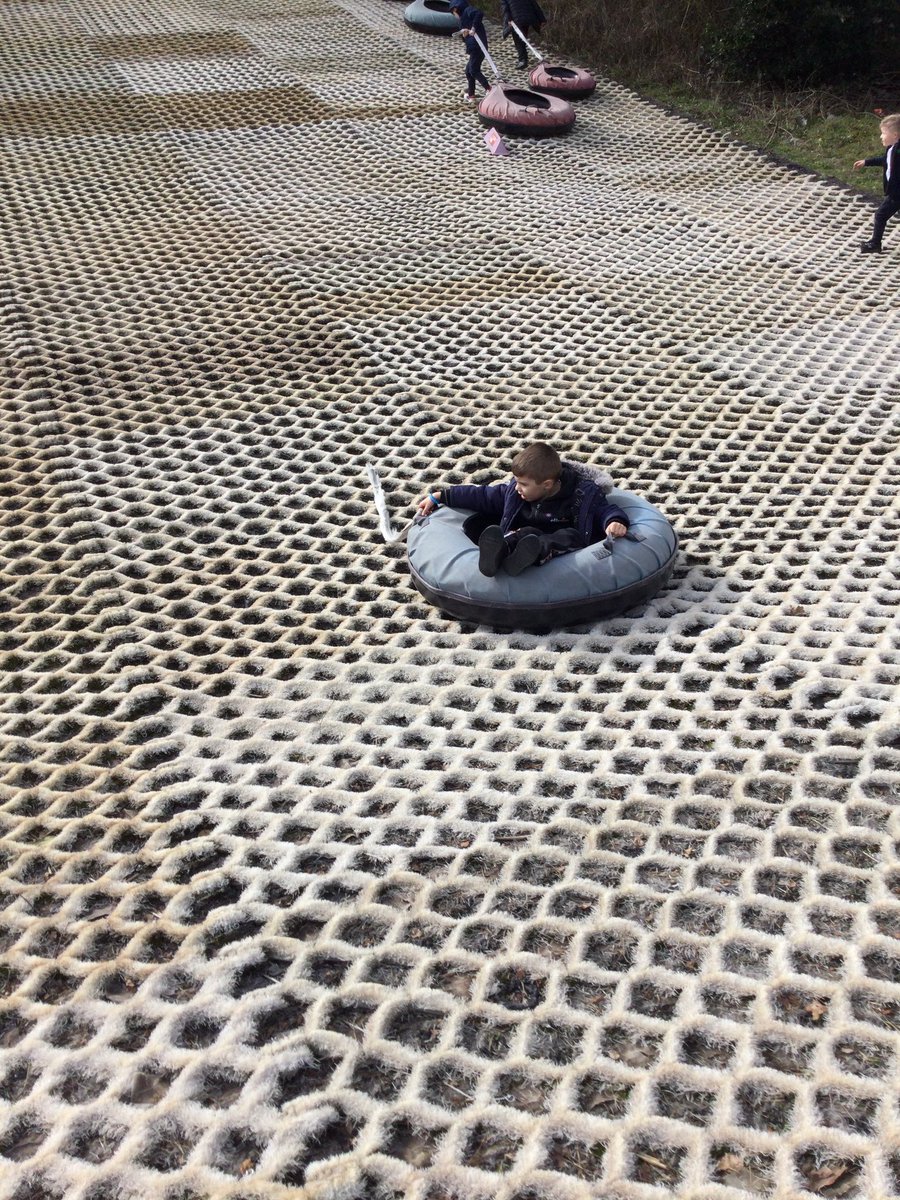 LMace354645's tweet photo. @SwingatePrimary Group 1- Orangutans have had a brilliant time down the slopes for snow tubing. 🦧 ❄️ https://t.co/0CKeAWgd5a