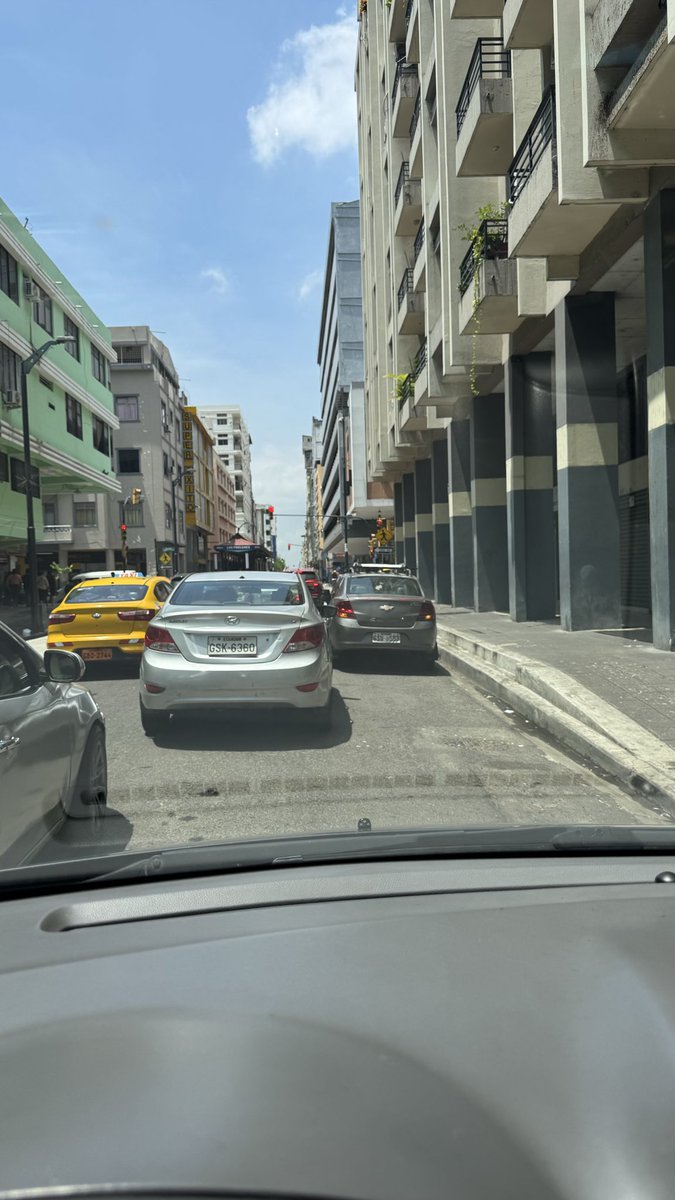 Jlat2000's tweet photo. @ATMGuayaquil cero control en el centro cualquiera para en cualquier parte https://t.co/XOAsJPuhcK