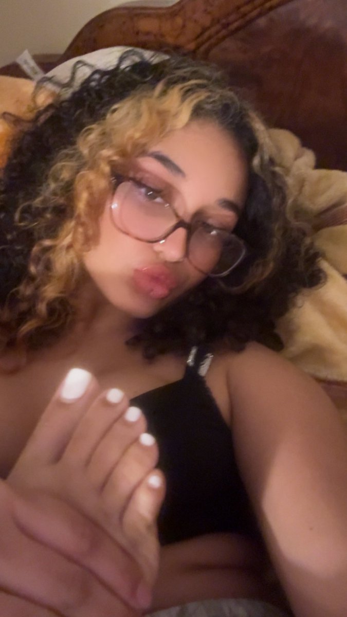 Latinadreamm's tweet photo. kiss them 😋 #feetworshi̇p #foot #toes https://t.co/txcuEQq3hc
