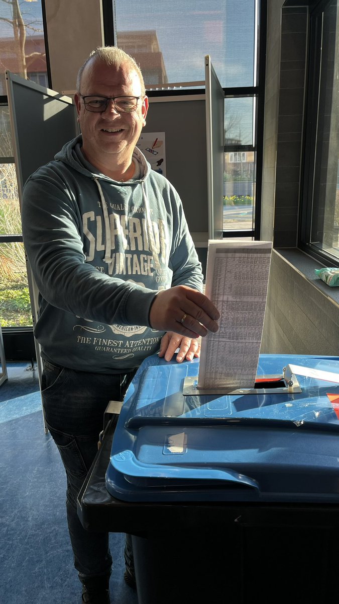 AvDuijvenboden's tweet photo. Vandaag het #Feestvandedemocratie!

Een spannende dag, maar in alle ontspannenheid mijn stem voor #GR2026 uitgebracht in Stembureau 25 van @gemeentekatwijk .

Uiteraard een stem voor  @christenunie , want ook ik wil #opstaanvoorhetgoede 
Twijfel je nog? Kies voor #TeamCU ! https://t.co/eHdWMMSN6x
