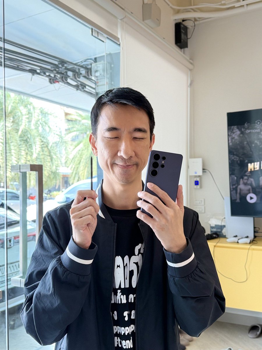 รีวิว Samsung Galaxy S26 Ultra ในมุมสาวกแอปเปิล

- ถ้าย้ายจาก iPhone 17 Pro Max มาจับ S26 บอกเลยว่าไม่คุ้นมือ
- ความรู้สึกแรกคือ ไม่สวยอ่ะ เครื่องมันเหลี่ยมมาก แมนมาก
- จริงๆ กล้องมันก็นูนขึ้นมาเยอะแบบไอโฟน แต่การวางมันดูแข็งๆ หนาๆ
- ที่ดีคือจอ หน้าจอสวยมากเลย ละเอียดมาก สว่างมาก
