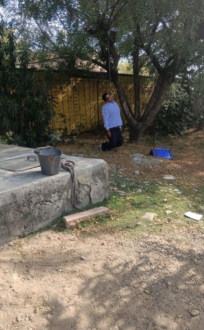 जोधपुर के पीपाड़ सिटी के कापरड़ा थाना क्षेत्र के कुड़ गांव स्थित सरकारी स्कूल परिसर में एक शिक्षक द्वारा फांसी लगाकर आत्महत्या करने की घटना सामने आई है पूरे राजस्थान के लिए एक दु:खद घटना है और मृतक की पहचान मंची राम माली (करौली निवासी) के रूप में हुई है।
