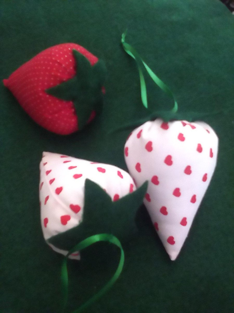 Tiddledeewinks's tweet photo. Valentine Strawberries handmade from fabric https://t.co/dFbenTBXD6 via
@Etsy https://t.co/3pRpK5bzZF