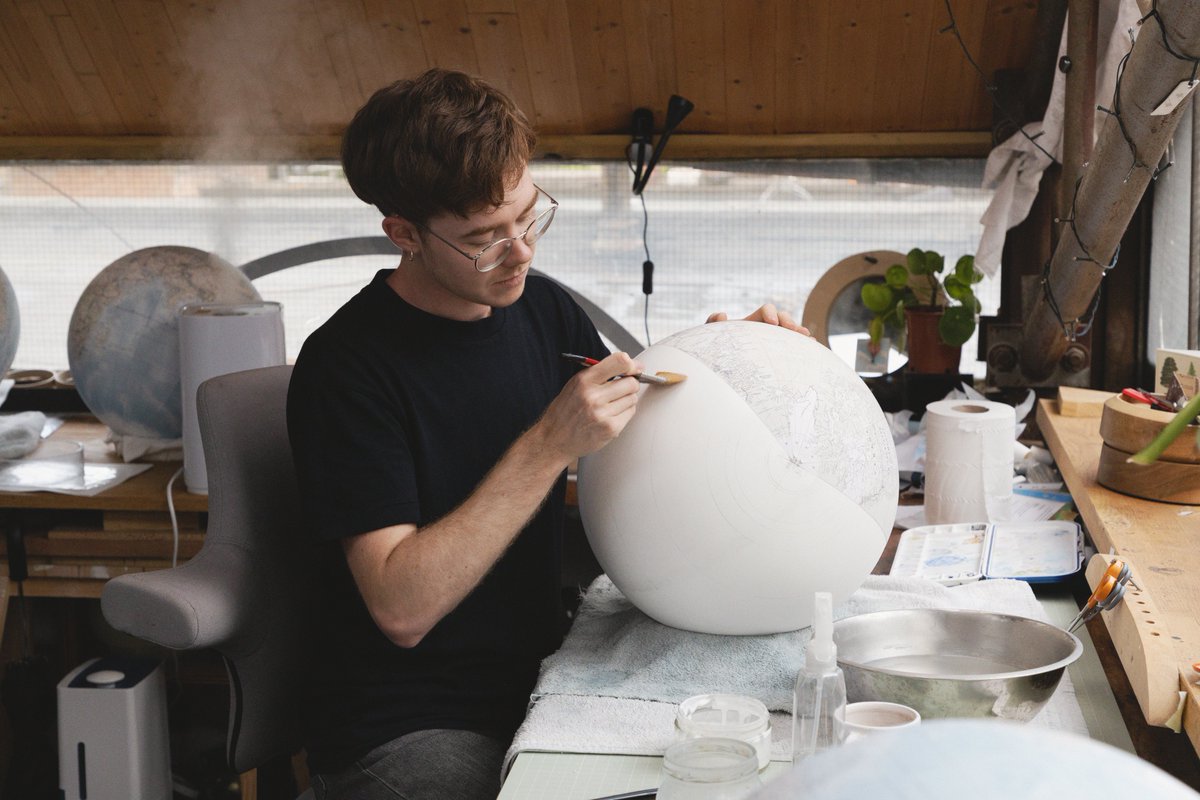 globemakers's tweet image. Laying gores on a 36cm desktop globe and elsewhere a painter finishing detail on a gore commissioned as a set for framing ~

bellerbyandco.com #globemaking #globemakers #mapart Photos via Mike Chaney
