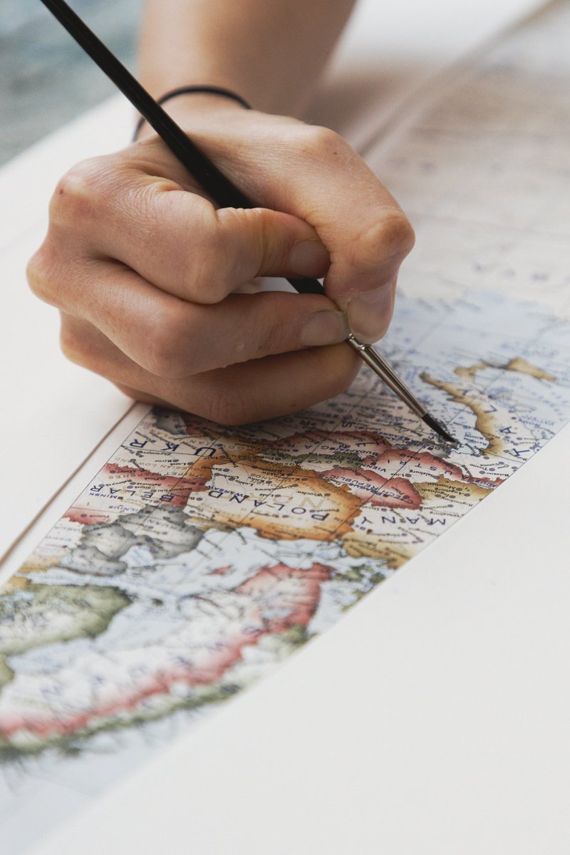 globemakers's tweet image. Laying gores on a 36cm desktop globe and elsewhere a painter finishing detail on a gore commissioned as a set for framing ~

bellerbyandco.com #globemaking #globemakers #mapart Photos via Mike Chaney