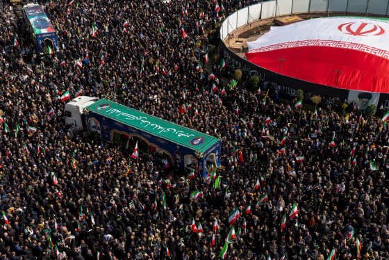 LembagaKERIS's tweet photo. Perkembangan Terakhir Perang Iran Vs Amerika Serikat & Israel (Rabu, 18 Maret 2026 - 11:35 PM WIB)

1. Lebih dari 2.000 orang tewas di seluruh Timur Tengah. Di Iran, lebih dari 1.200 orang tewas akibat serangan Israel dan Amerika Serikat.

2. Sedikitnya 850 orang tewas di Lebanon, 13 orang di Israel, serta 13 personel militer AS tewas (dua lainnya meninggal bukan karena pertempuran).

3. Presiden Iran Masoud Pezeshkian mengonfirmasi tewasnya Menteri Intelijen Esmail Khatib dan menyebutnya sebagai “pembunuhan pengecut” bersama sejumlah pejabat tinggi lainnya.

4. Tim nasional sepak bola wanita Iran telah kembali ke negaranya di tengah kekhawatiran publik setelah sebelumnya tidak menyanyikan lagu kebangsaan dalam turnamen di Australia.

5. Panglima militer Iran mengancam akan membalas kematian para pejabat tinggi yang tewas akibat serangan Israel.

6. Media pemerintah Iran melaporkan fasilitas gas alam negara tersebut menjadi sasaran serangan.

7. Militer Iran berjanji akan merespons dengan kekuatan penuh setelah serangan terhadap ladang gas South Pars.

8. Iran mengancam akan menargetkan aset energi di Arab Saudi, Qatar, dan UEA sebagai balasan atas serangan terhadap fasilitas gasnya.

9. Iran ingin memindahkan pertandingan Piala Dunia dari Amerika Serikat ke Meksiko, namun FIFA tetap mempertahankan jadwal.

10. Iran meluncurkan rudal multi-hulu ledak ke Israel tengah, menewaskan dua orang di Ramat Gan dekat Tel Aviv.

Foto: Majid Saeedi / Getty Images