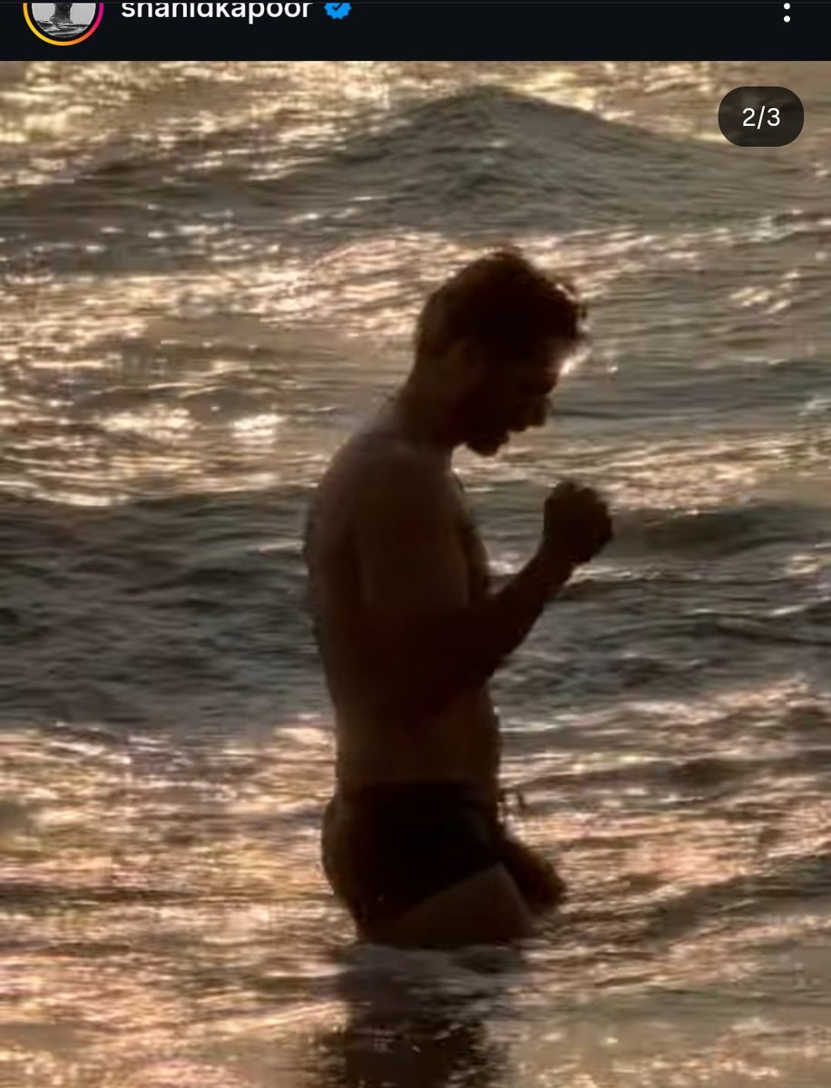 exploring_some1's tweet photo. Shahid Kapoor Posted His Bulge video 🥵 But Later He Delete it #shahidkapoor https://t.co/QDqFdKZgLp