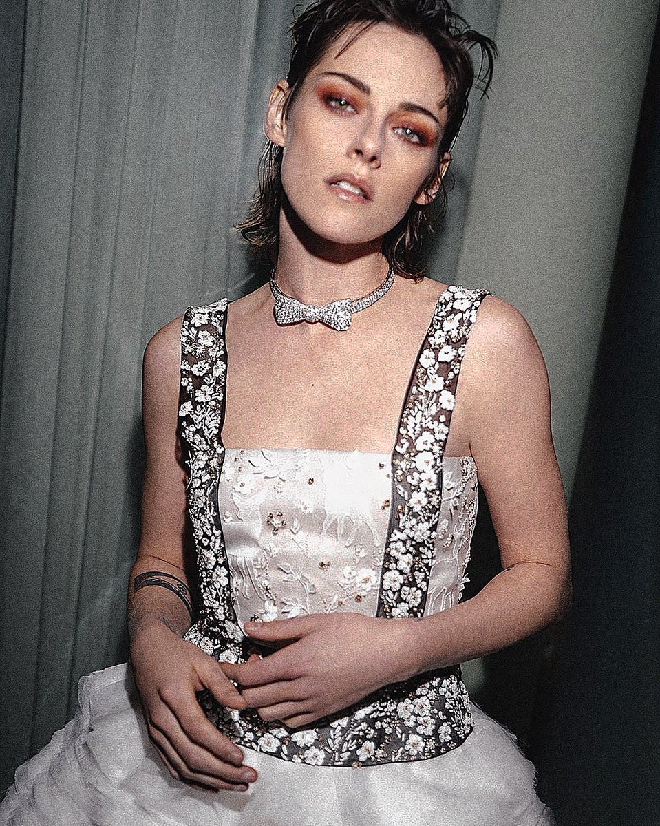 bellaxkristen's tweet photo. Kristen Stewart is set to preside over the competition jury of the Biarritz Nouvelles Vagues Festival, which showcases films about youth in France. 
She will head a jury comprising of eight international talent and also do a masterclass. 

- Variety https://t.co/P5X26pRuGR