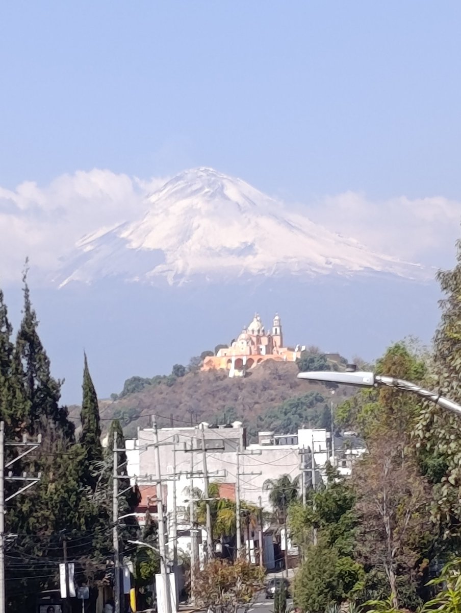 agustingc2012's tweet photo. La lluvia de anoche vistió de blanco a los volcanes. Majestuosos lucen el Popocatépetl y el Iztaccihuatl