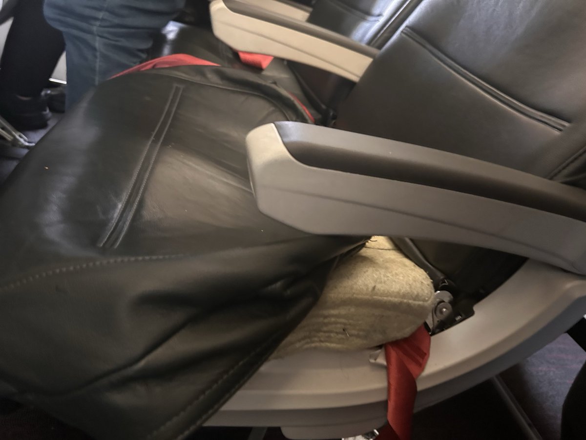 omarserif_'s tweet photo. @TurkishAirlines @TK_HelpDesk  Bütün uçuş boyunca sırt agrısından kafayı yedim . Yakışmıyor THY kalitesine bu görüntü.. Daha 3 gün önce münich uçuşunda havalandırma arızasından boğazlarım şişmişken bugünki olay tuzu biberi oldu https://t.co/cfXZWbutvE
