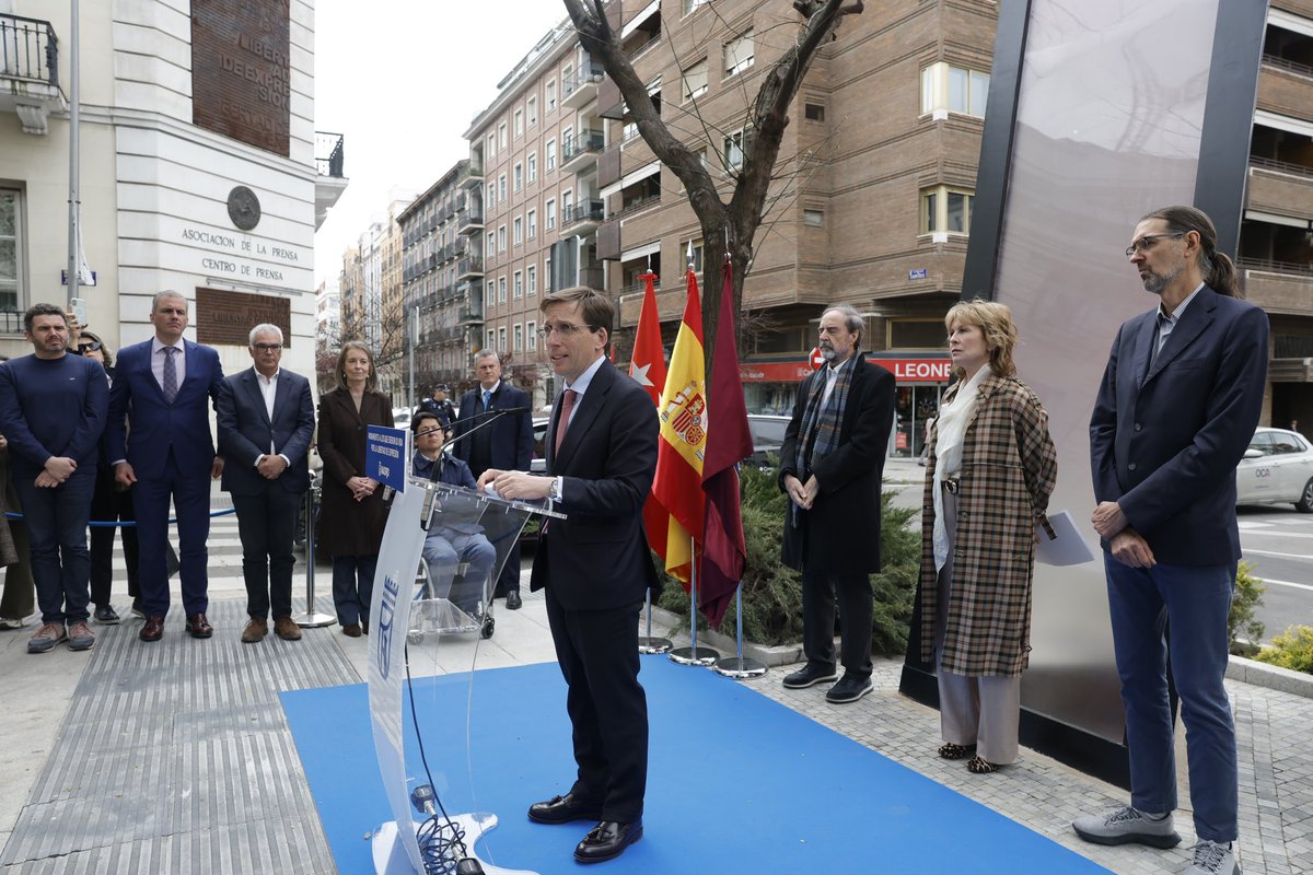 carlosizqtorres's tweet image. El @GrupoPPMadrid ha acompañado al alcalde @AlmeidaPP_ en la inauguración, frente a la sede @aprensamadrid, de la escultura que recuerda la libertad de prensa y a los periodistas y corresponsales fallecidos por informar.

En #Democracia la #LibertadDePrensa es esencial.