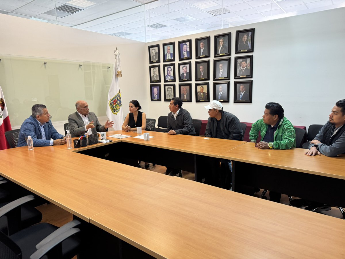 Hoy nos reunimos con el delegado de Bienestar  <a href="/raycuautli/">Ray Cuautli</a> , con el secretario de Economía,  <a href="/VictorGabCh/">Victor Gabriel Chedraui</a> y con productores muebleros de San Andrés Cholula para impulsar sus marcas, abrirles mercado nacional e internacional bajo la marca 5 de Mayo y seguir construyendo una