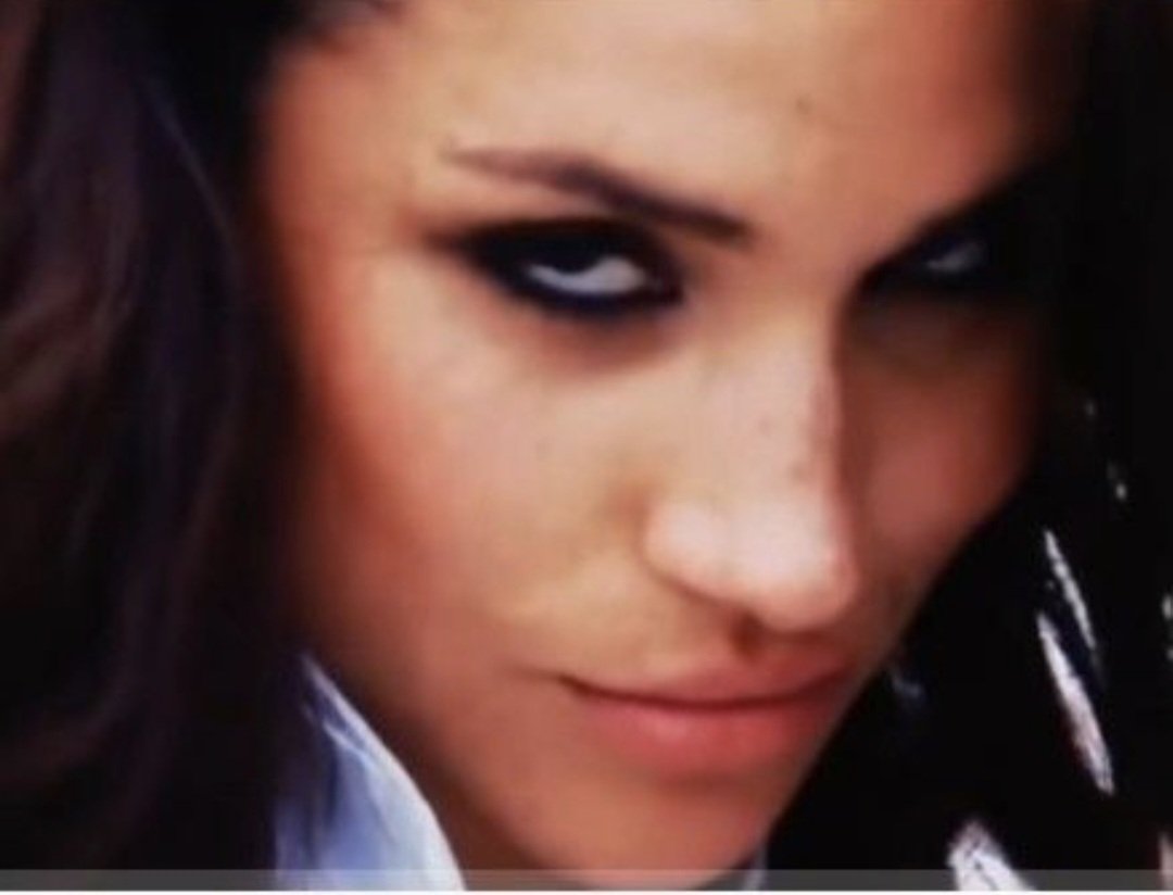 StephBouche123's tweet photo. @Tamarindos9 Think shes pure evil if you ask me, you can see she tries to hide it behind fake smiles &amp; laughter but her cruelty &amp; nastiness always seems to seep threw, especially out of her eyes. https://t.co/jIHIzGn507