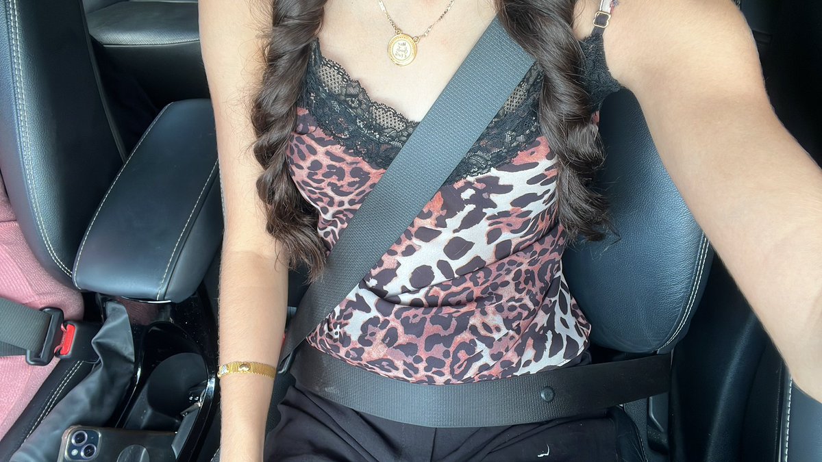 studymariax's tweet photo. fit de hj pra faculdade, aprovada a blusinha que roubei da minha mãe??🙈🙈 https://t.co/su54UBZWcZ