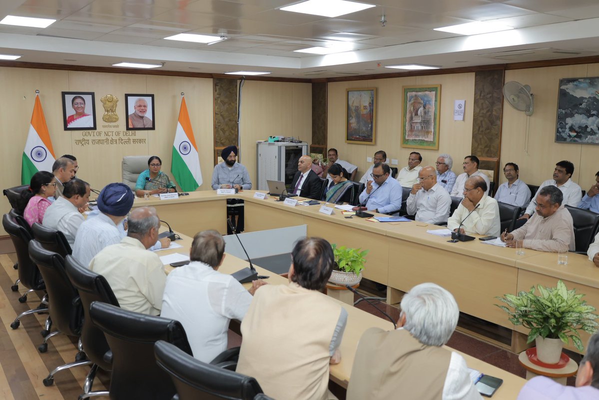 आज दिल्ली सचिवालय में माननीय मुख्यमंत्री श्रीमती <a href="/gupta_rekha/">Rekha Gupta</a> जी की अध्यक्षता में 'Budget 2026-27' को लेकर उद्यमी प्रतिनिधियों के साथ एक सार्थक संवाद हुआ। आज वर्षों बाद उद्योग के बजट को लेकर उद्यमियों के विचार सुने गए, जहाँ उन्होंने उद्योगों के विकास, infrastructure और ease of