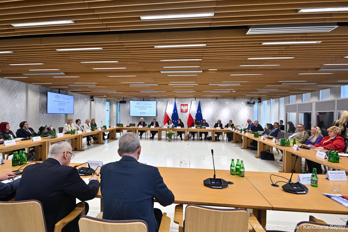 MWielichowska's tweet photo. Sejm. #Profilaktyka to kluczowy element dbania o zdrowie i bezpieczeństwo społeczeństwa. Podczas dzisiejszego wydarzenia, które współorganizowałam z Minister @OklaDrewnowicz z ekspertami, profesorami, pełnomocnikami wojewodów ds. seniorów, podkreślaliśmy, jak  ważne jest zapobieganie problemom, zanim się pojawią. 
Więcej: https://t.co/G47gJW6NyY

#rokprofilaktykizdrowotnejwSejmie #MonikaWielichowska