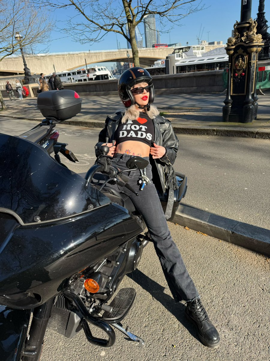 Kitty DeVour tweet media