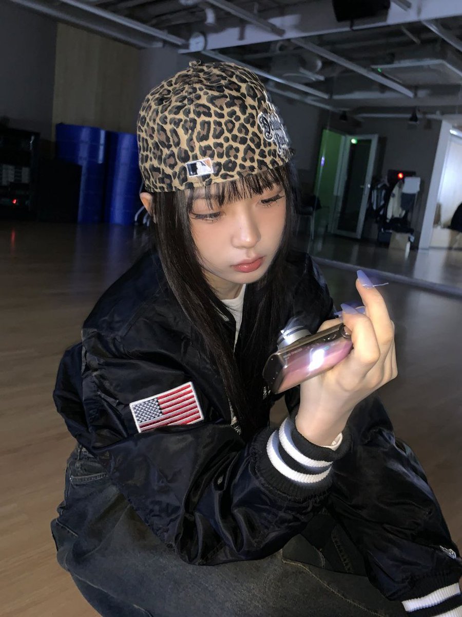 jiaparvk's tweet photo. Okay so first I was over here in the studio trying to get some clips sorted out on my phone. Floor’s actually pretty comfy to sit on, who knew! Then later when I was hanging out elsewhere, I spotted these snacks and immediately grabbed them. https://t.co/4XygXaS1W9