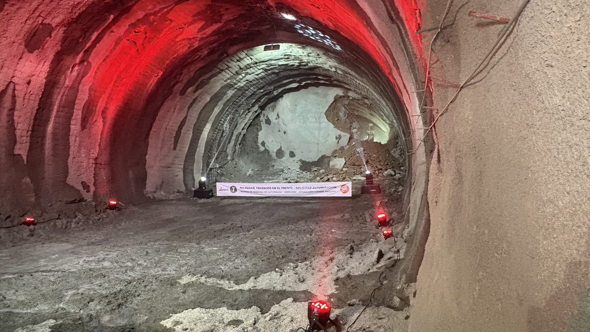 metrodesantiago's tweet photo. ¡La Línea 7 sigue avanzando! 🚇💥 Hoy vivimos un nuevo hito en su construcción: visitamos el pique en Puente Cal y Canto, donde se concretó un importante encuentro de túneles, clave para seguir conectando este gran proyecto. https://t.co/dtaawv4bVD