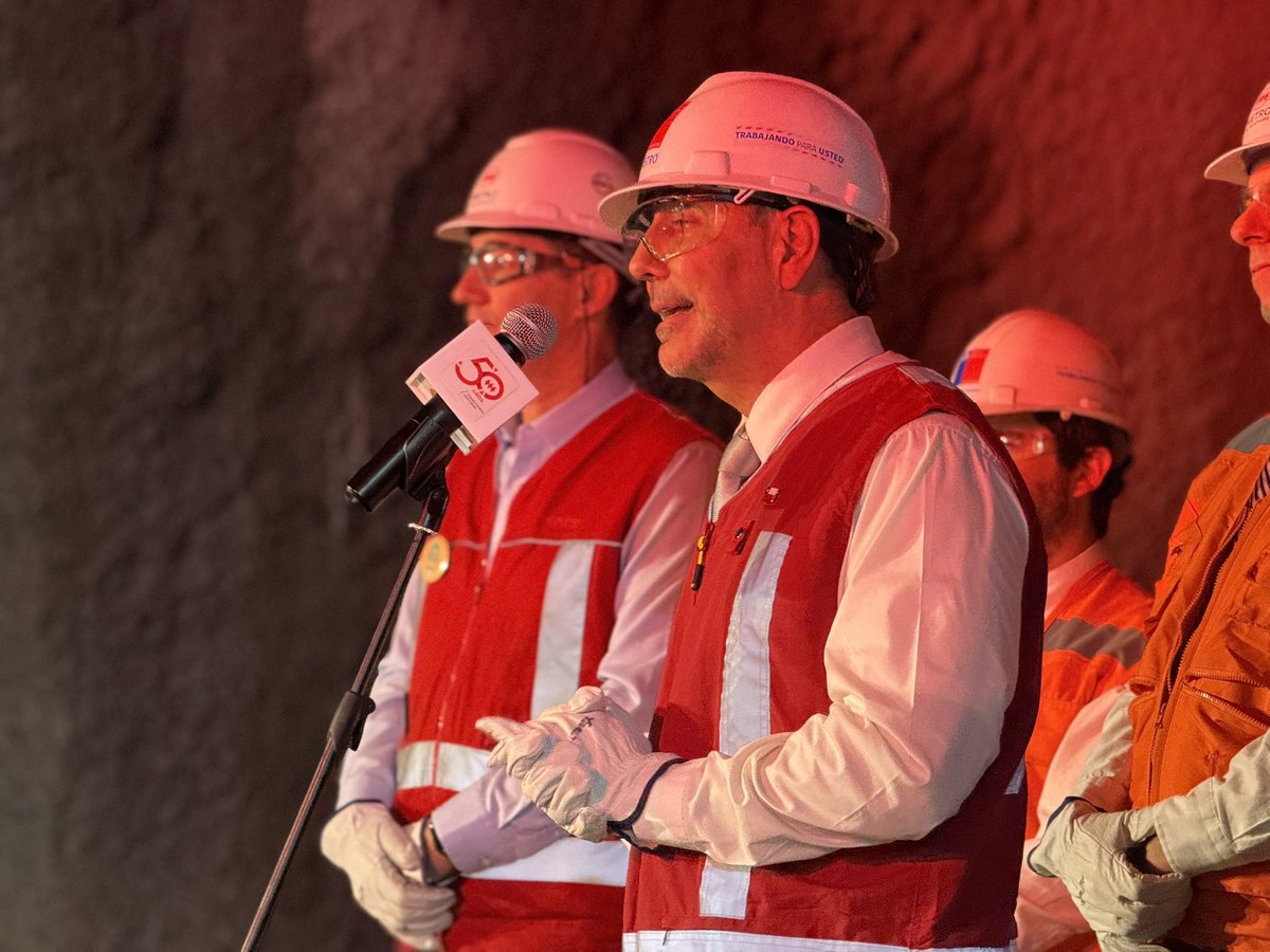 metrodesantiago's tweet photo. ¡La Línea 7 sigue avanzando! 🚇💥 Hoy vivimos un nuevo hito en su construcción: visitamos el pique en Puente Cal y Canto, donde se concretó un importante encuentro de túneles, clave para seguir conectando este gran proyecto. https://t.co/dtaawv4bVD