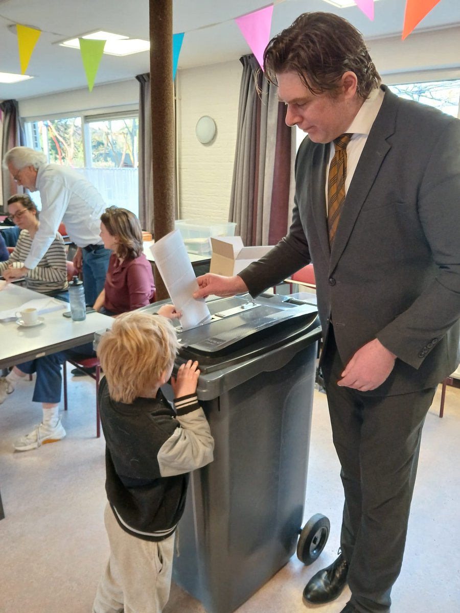 Niets is mooier dan 700 vragen krijgen over stemmen en hoe dat werkt van een jongetje die het allemaal voor het eerst mee maakt.

Nu hopen dat de verwondering en leergierigheid over dit soort dingen blijft.