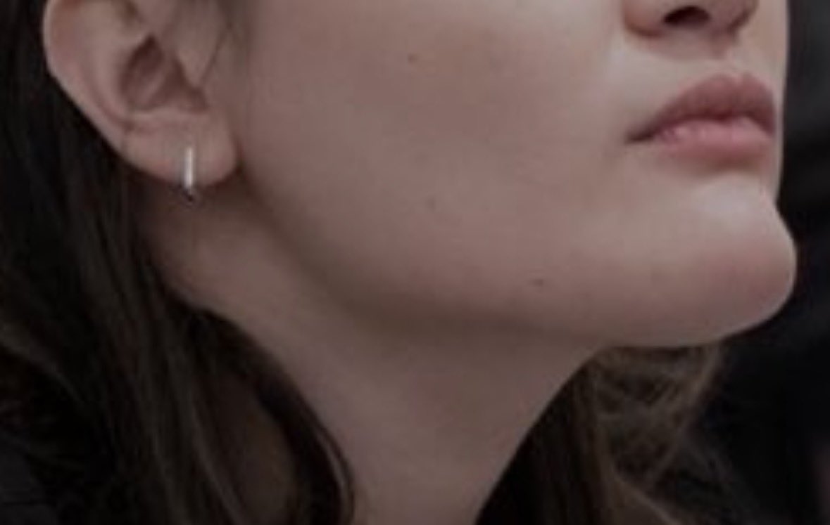 kneesantos's tweet image. trying to be #normal about her because she is suffering but omg.