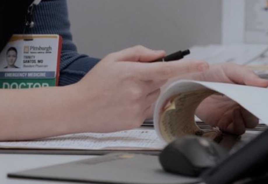 kneesantos's tweet image. trying to be #normal about her because she is suffering but omg.